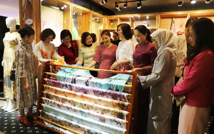 Các đại biểu tìm hiểu về lụa tơ tằm Việt Nam. Các đại biểu tìm hiểu về lụa tơ tằm Việt Nam.