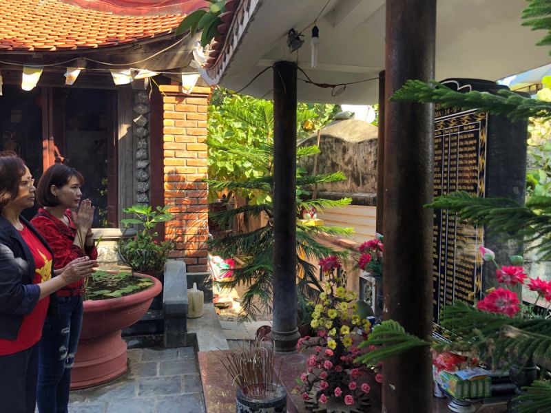 Bia phương danh 64 Anh h&ugrave;ng liệt sỹ hy sinh tại v&ugrave;ng biển Gạc Ma được đặt tại ch&ugrave;a Sinh Tồn, quần đảo Trường Sa.