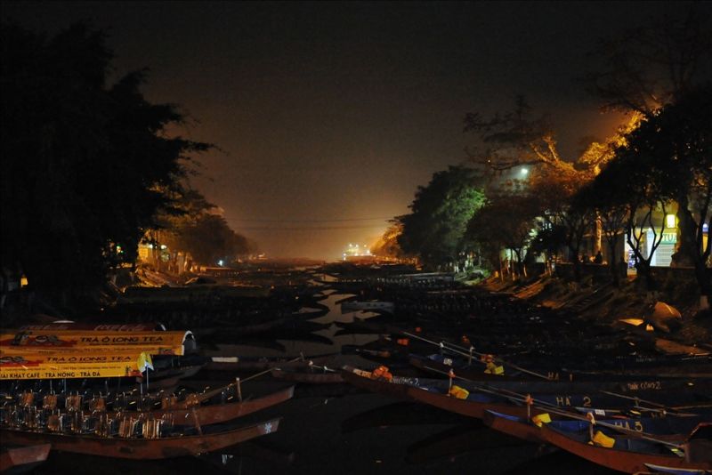 Du kh&aacute;ch đến ch&ugrave;a Hương từ s&aacute;ng sớm