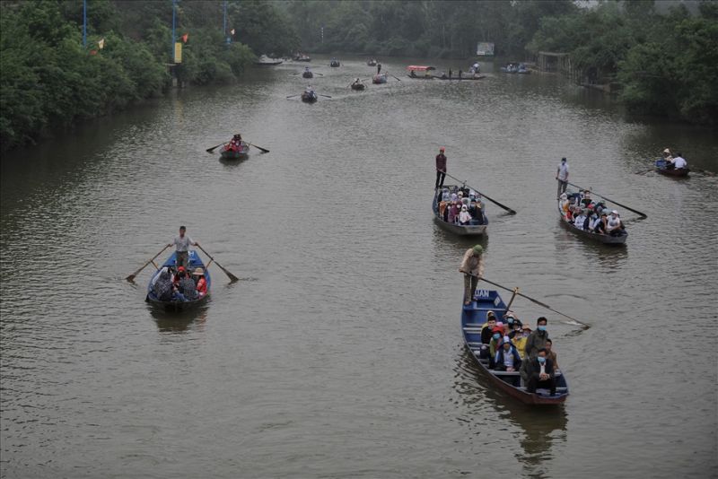 S&aacute;ng sớm 13/3 đ&atilde; c&oacute; nhiều người đến ch&ugrave;a Hương