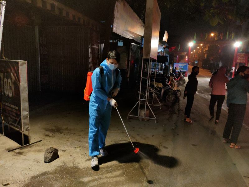 S&aacute;ng sớm 13/3 c&aacute;n bộ nh&acirc;n vi&ecirc;n phun thuốc ph&ograve;ng chống dịch