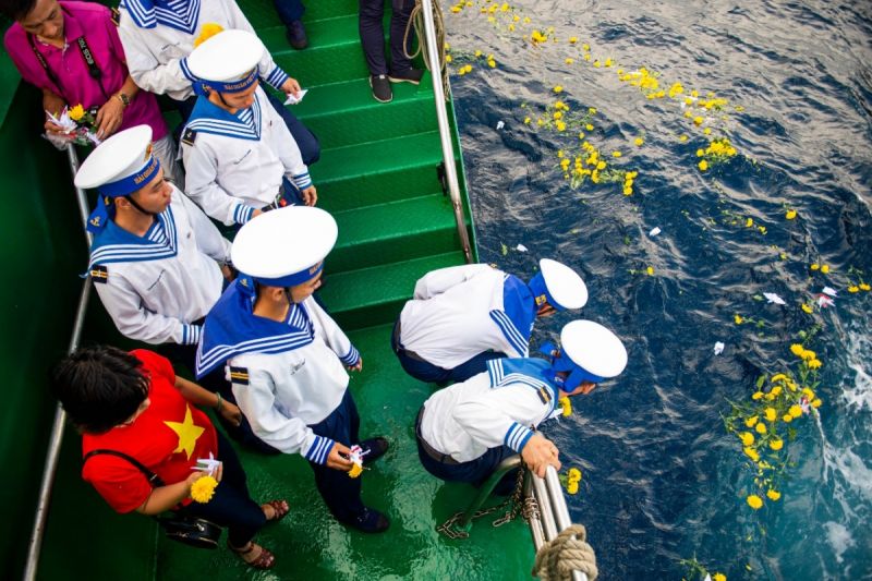 Thả hoa v&agrave; hạc giấy tại Lễ tưởng niệm c&aacute;c Anh h&ugrave;ng liệt sỹ hy sinh tr&ecirc;n v&ugrave;ng biển, đảo Gạc Ma.