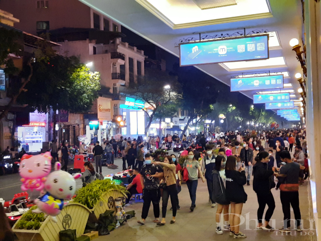 Ghi nhận người dân tham gia phố đi bộ hồ Hoàn Kiếm vào tối thứ 7 (13/3) khá đông.