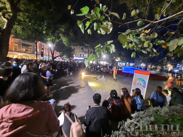 Một chương trình ca nhạc thu hút rất đông khán giả. Ban tổ chức không quên đặt những tấm áp phích tuyên truyền thông điệp 5K phòng chống COVID-19.