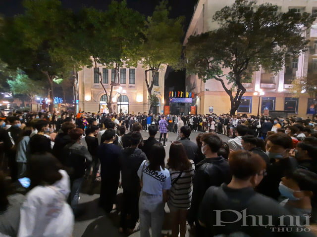 Chương trình văn nghệ của các bạn trẻ với nhiều tiết mục trẻ trung, nóng bỏng thu hút rất đông khán giả.