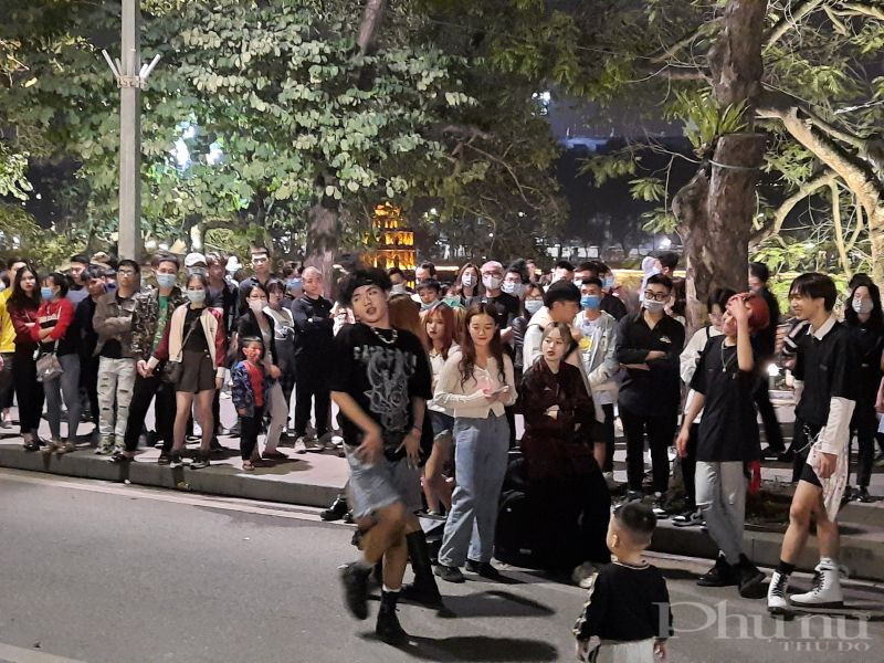 Phố đi bộ hồ Hoàn Kiếm đông đúc tối cuối tuần - ảnh 8