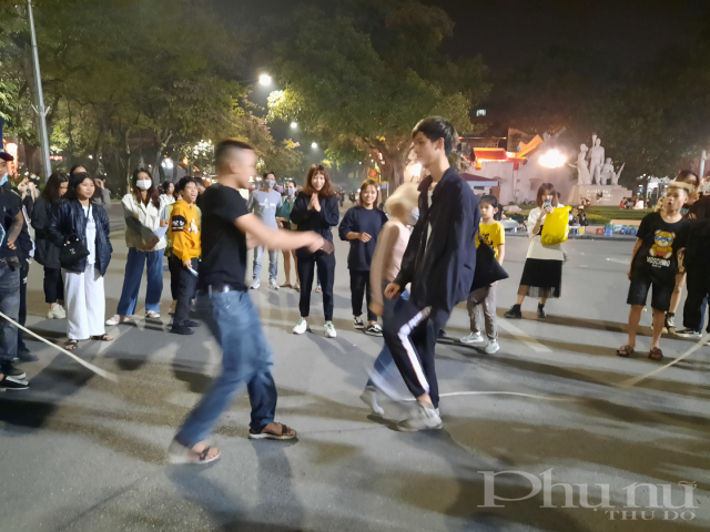 Háo hức tham gia trò chơi nhảy dây. Theo đó, nếu người chơi không may bị vướng dây sẽ phải chịu thử thách chống đẩy.