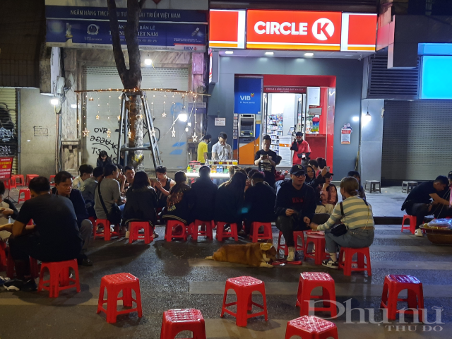 Tụ tập khá đông tại các quán nước, trà chanh khu vực phố đi bộ.