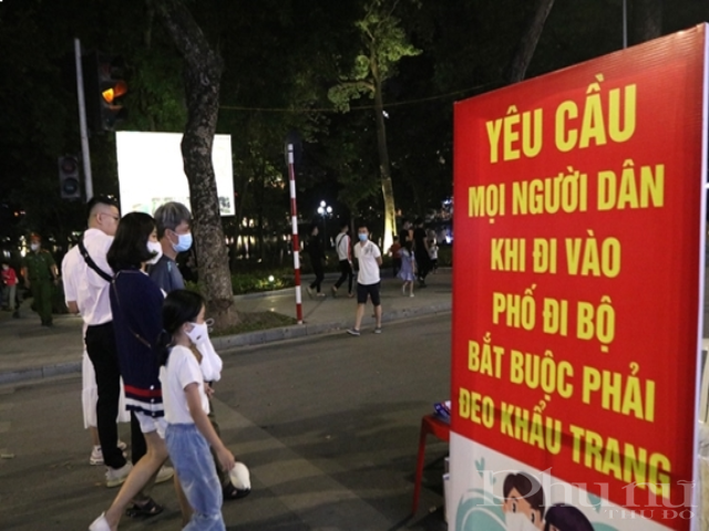 Phố đi bộ hồ Hoàn Kiếm đông đúc tối cuối tuần - ảnh 5