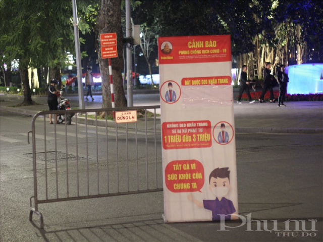 Các tấm áp phích với thông điệp 5K phòng chống COVID-19 được đặt ở nhiều vị trí dễ thấy tại phố đi bộ.