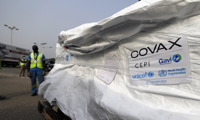 Lô vaccine Covid-19 đầu tiên do COVAX phân phối đến sân bay Kotoka ở thủ đô Accra, Ghana.