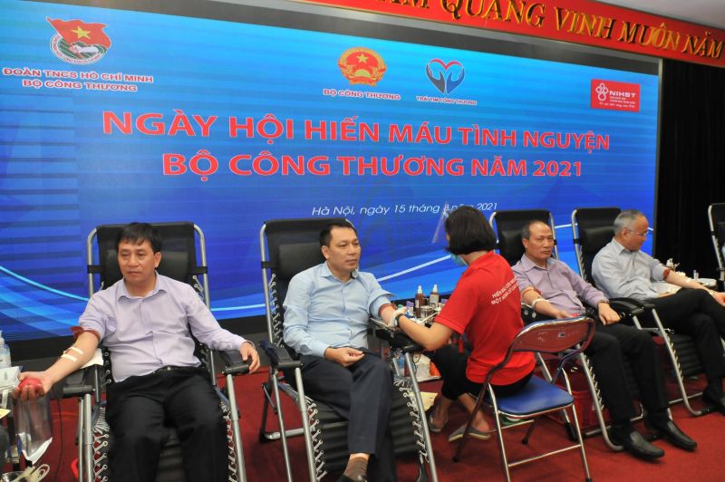L&atilde;nh đạo Bộ C&ocirc;ng Thương tham gia hiến m&aacute;u
