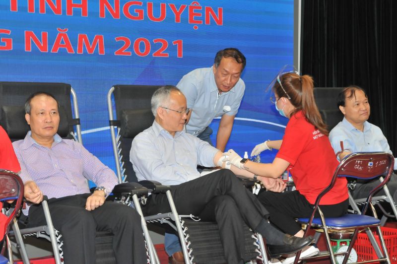L&atilde;nh đạo Bộ C&ocirc;ng Thương tham gia hiến m&aacute;u