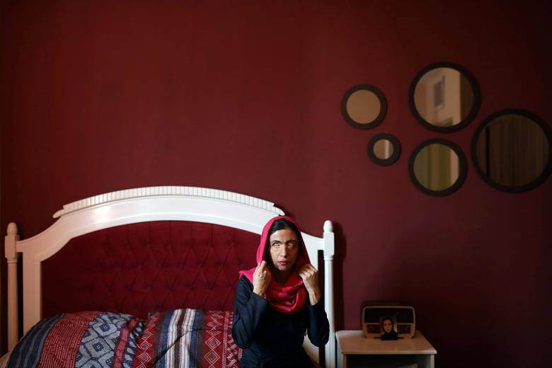 Masoumeh Ataei sống ở Parand, ngoại ô Tehran, Iran. Người phụ nữ 37 tuổi này là nạn nhân của một vụ tấn công bằng axit từ thập niên trước, do bố chồng cũ gây ra sau khi cô ly hôn.