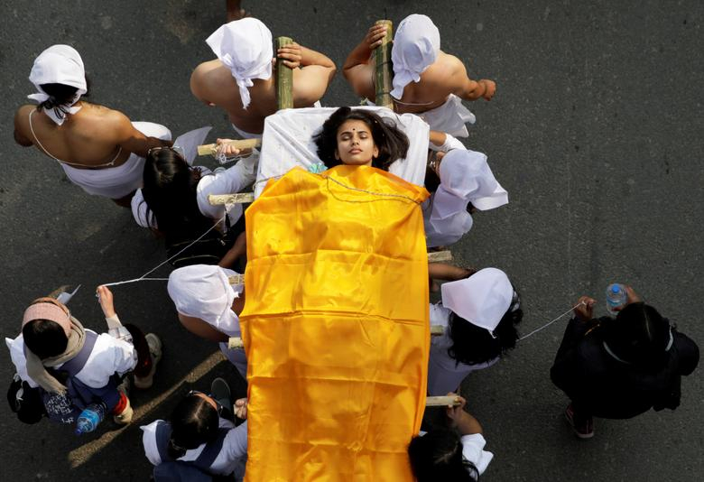 Ngày 12/2/2021, các nhà hoạt động tổ chức một đám tang giả trong một cuộc biểu tình phản đối các vụ bạo lực ngày càng tăng đối với phụ nữ ở Kathmandu, Nepal.