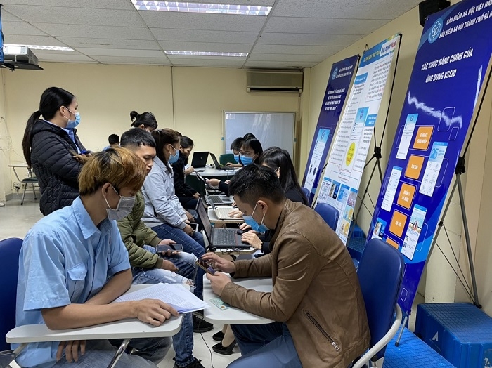 Người lao động được tuy&ecirc;n truyền, hướng dẫn c&agrave;i đặt ứng dụng VssID - bảo hiểm x&atilde; hội số