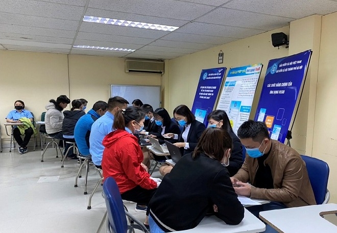 C&aacute;n bộ ng&agrave;nh BHXH hướng dẫn người lao động c&agrave;i đặt ứng dụng VssID