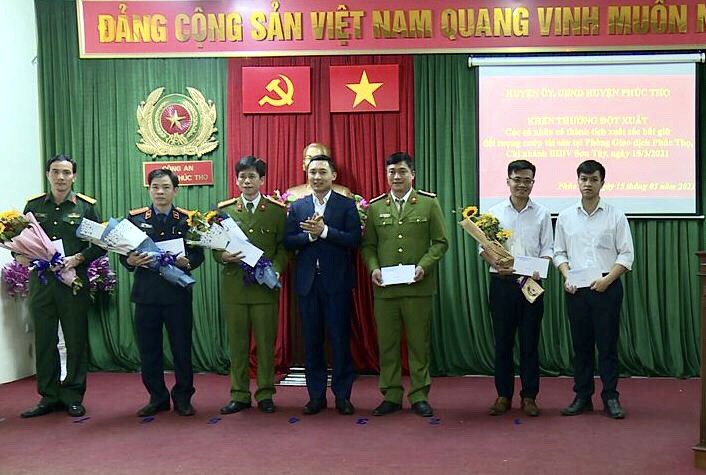 Chủ tịch UBND huyện Ph&uacute;c Thọ Do&atilde;n Trung Tuấn khen thưởng c&aacute;c c&aacute; nh&acirc;n xuất sắc đ&atilde; nhanh ch&oacute;ng bắt giữ đối tượng cướp ng&acirc;n h&agrave;ng
