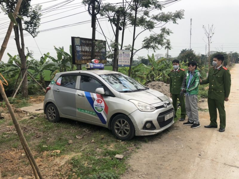 Phạm Anh H&agrave;o thực hiện h&agrave;nh vi cướp ng&acirc;n h&agrave;ng đi ra ngo&agrave;i th&igrave; bị bắt