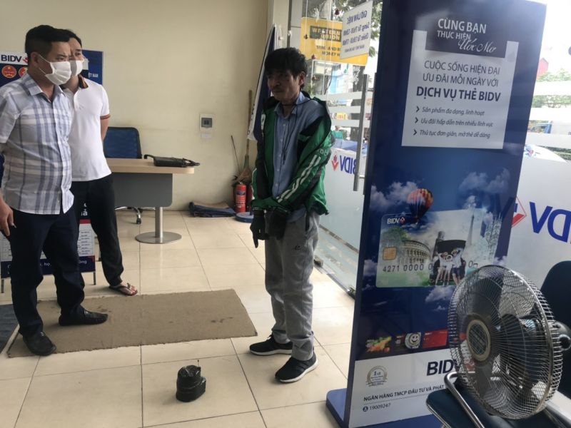 Đối tượng Phạm Anh H&agrave;o (mặc &aacute;o xanh b&ecirc;n phải) tại hiện trường