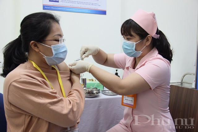 Một t&igrave;nh nguyện vi&ecirc;n tham gia ti&ecirc;m thử nghiệm l&acirc;m s&agrave;ng vắc-xin COVIVAC s&aacute;ng 15/3.