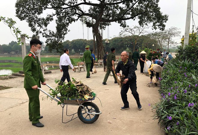 Lực lượng Công an xã cùng các đoàn thể xã vệ sinh môi trường Lực lượng Công an xã cùng các đoàn thể xã vệ sinh môi trường