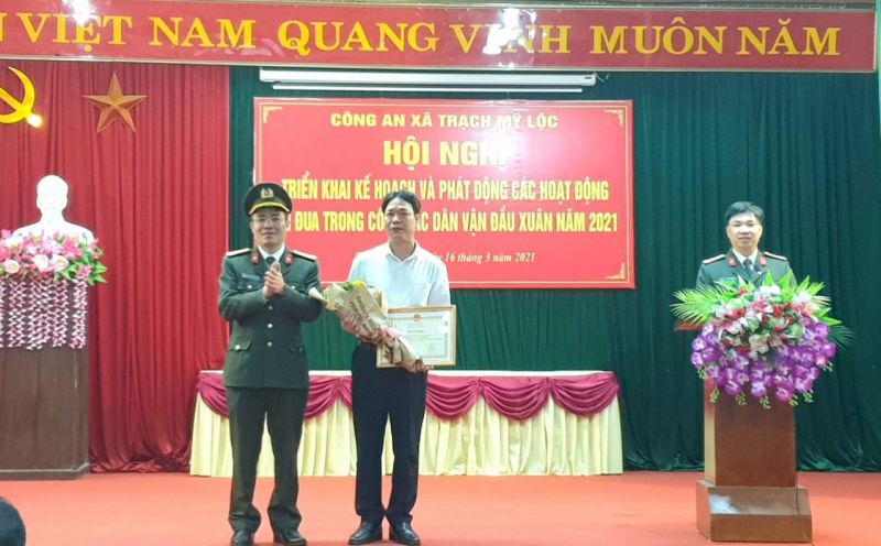 Thượng tá Nguyễn Song Toàn, Phó Trưởng phòng xây dựng phong trào bảo vệ an ninh tổ quốc đã trao Bằng khen của Bộ trưởng Bộ Công an cho Nhân dân và cán bộ xã Trạch Mỹ Lộc. Đại diện cán bộ và nhân dân xã, Bí thư Đảng ủy xã Trạch Mỹ Lộc Hà Xuân Hùng nhận Bằng Khen Thượng tá Nguyễn Song Toàn, Phó Trưởng phòng xây dựng phong trào bảo vệ an ninh tổ quốc đã trao Bằng khen của Bộ trưởng Bộ Công an cho Nhân dân và cán bộ xã Trạch Mỹ Lộc. Đại diện cán bộ và nhân dân xã, Bí thư Đảng ủy xã Trạch Mỹ Lộc Hà Xuân Hùng nhận Bằng Khen