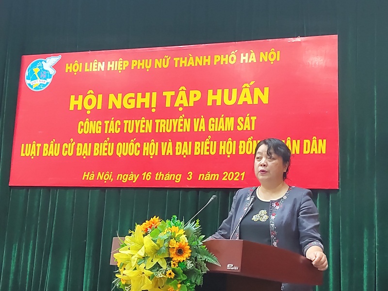 Đồng ch&iacute; Nguyễn Thị Thu Thủy - Ph&oacute; chủ tịch Thường trực Hội LHPN H&agrave; Nội ph&aacute;t biểu tại hội nghị