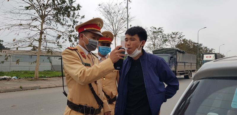 CSGT hướng dẫn người dân thổi vào máy đo CSGT hướng dẫn người dân thổi vào máy đo