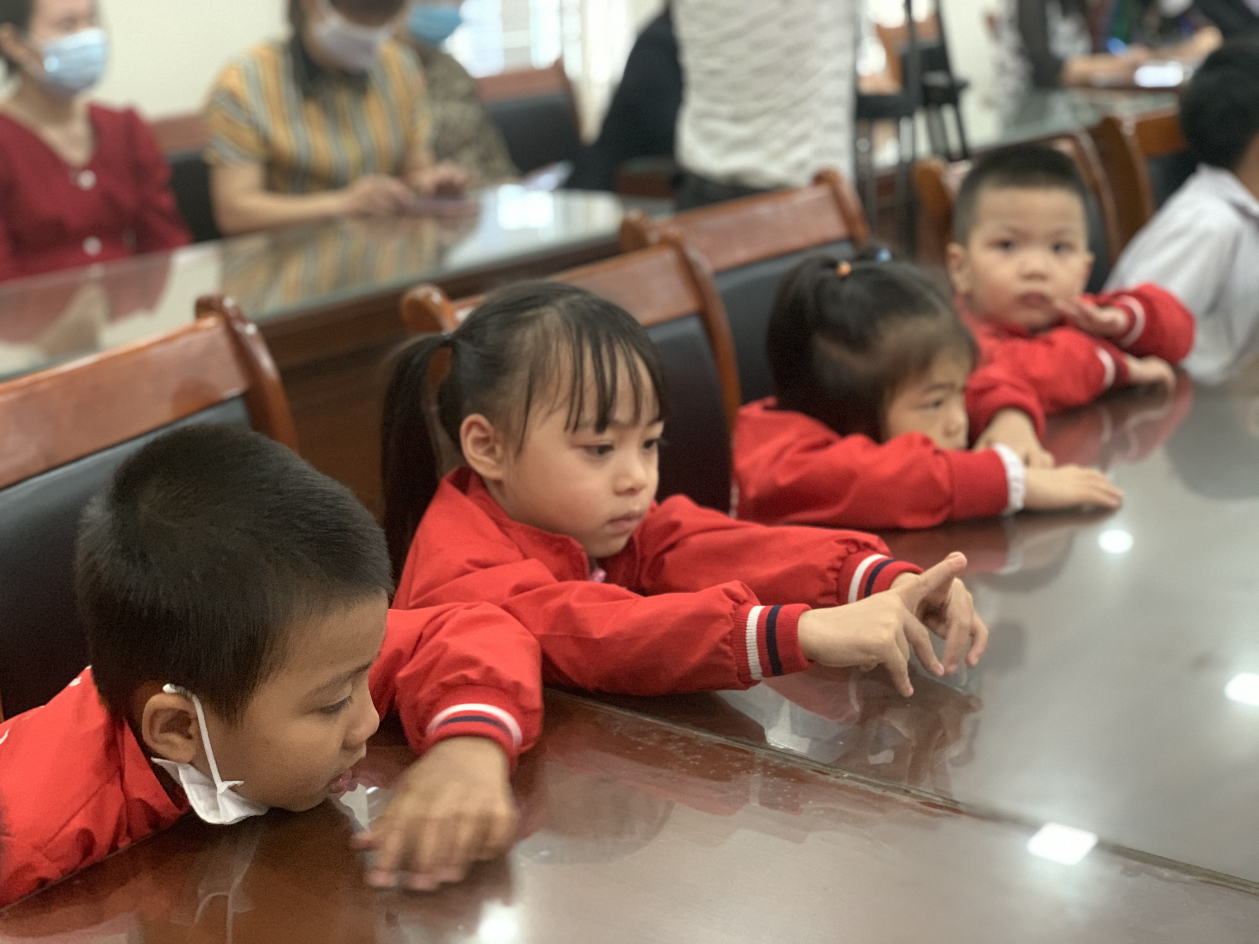 Các em học sinh tham gia lễ bàn giao sân chơi di động