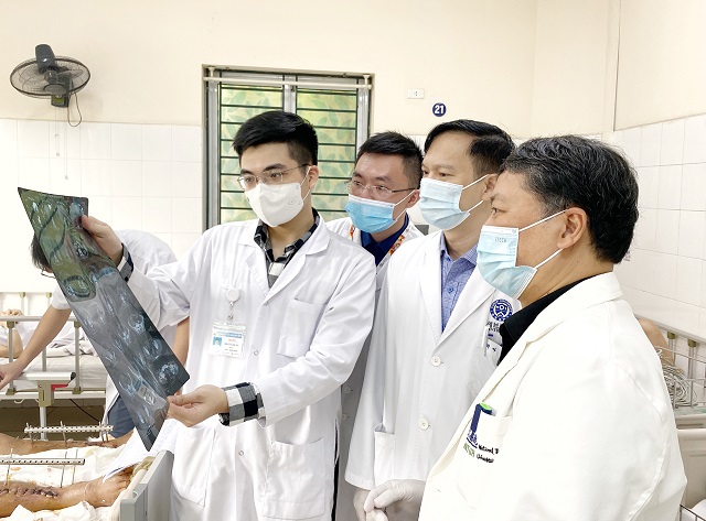 C&aacute;c b&aacute;c sĩ bệnh viện Hữu nghị Việt Đức xem phim chụp của người bệnh.