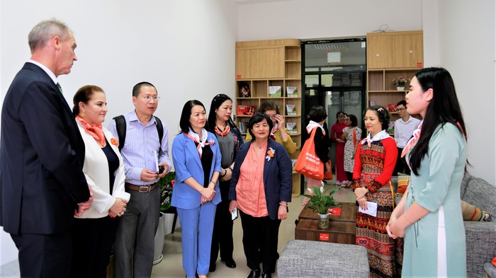 Các đại biểu nghe giới thiệu về phòng trị liệu