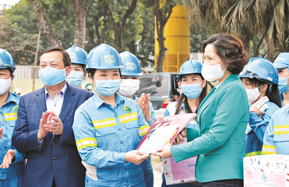 Chủ tịch Hội LHPN H&agrave; Nội L&ecirc; Kim Anh tặng qu&agrave; v&agrave; ch&uacute;c Tết nữ c&ocirc;ng nh&acirc;n m&ocirc;i trường đ&ocirc; thị H&agrave; Nội, th&aacute;ng 2/2021