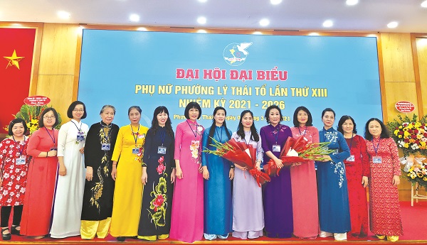 C&aacute;c đại biểu ch&uacute;c mừng BCH  Hội LHPN phường L&yacute; Th&aacute;i Tổ, quận Ho&agrave;n Kiếm