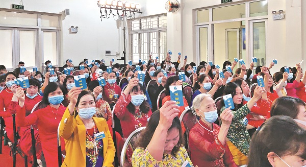 C&aacute;c đại biểu dự Đại hội Phụ nữ x&atilde; Y&ecirc;n Vi&ecirc;n sử dụng &ldquo;Thẻ đại biểu&rdquo; để biểu quyết v&agrave; qu&eacute;t m&atilde; QR đọc t&agrave;i liệu