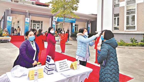 C&aacute;c đại biểu tham dự Đại hội phụ nữ x&atilde; Kim Chung, huyện Đ&ocirc;ng Anh được kiểm tra nhiệt độ, đeo khẩu trang ph&ograve;ng chống dịch Covid -19