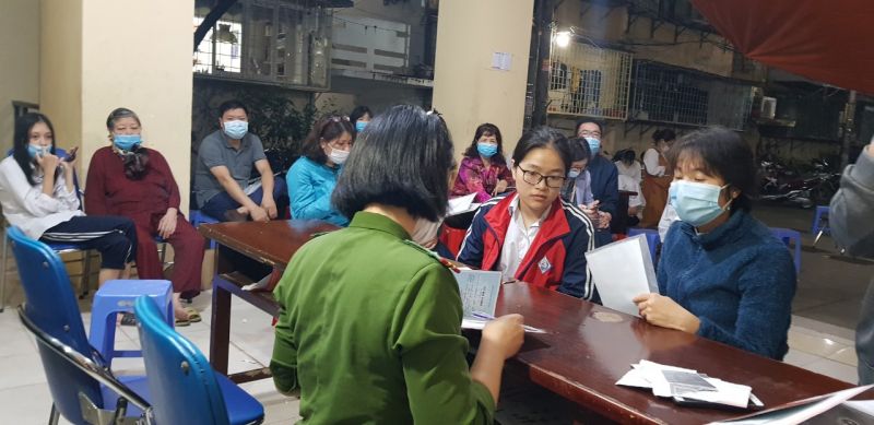 C&aacute;n bộ c&ocirc;ng an tiếp nhận hồ sơ đăng k&yacute; của c&ocirc;ng d&acirc;n