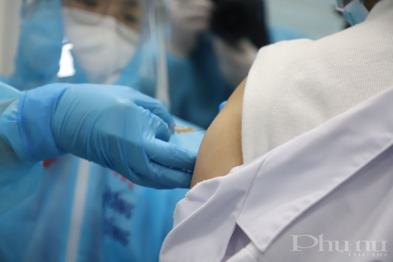 Tiêm vaccine AstraZeneca cho y bác sĩ tại BV Bệnh Nhiệt đới Trung ương.