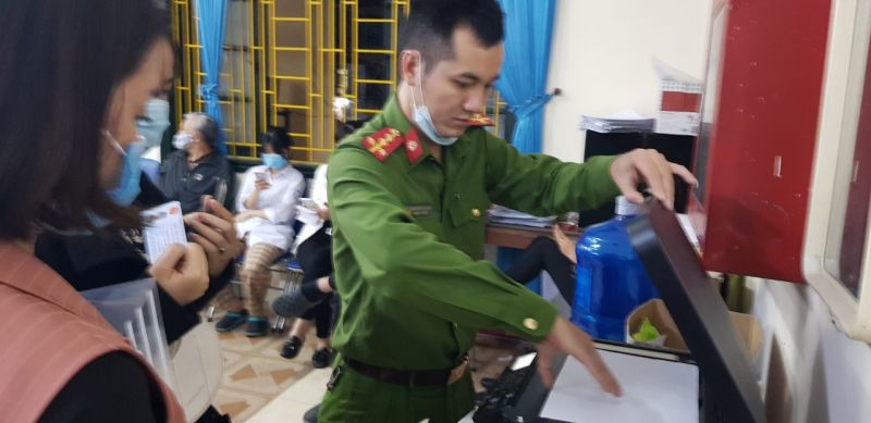 C&aacute;n bộ c&ocirc;ng an hỗ trợ photo giấy tờ