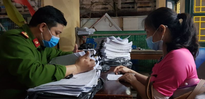 C&aacute;n bộ c&ocirc;ng an t&igrave;m hồ sơ cho c&ocirc;ng d&acirc;n