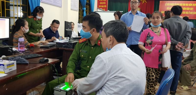 C&oacute; 4 m&aacute;y lăn v&acirc;n tay tại điểm l&agrave;m căn cước lưu động tổ d&acirc;n phố số 7