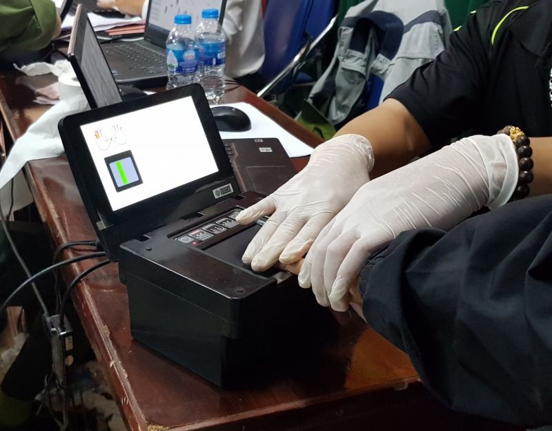 C&aacute;n bộ c&ocirc;ng an lấy v&acirc;n tay cho c&ocirc;ng d&acirc;n