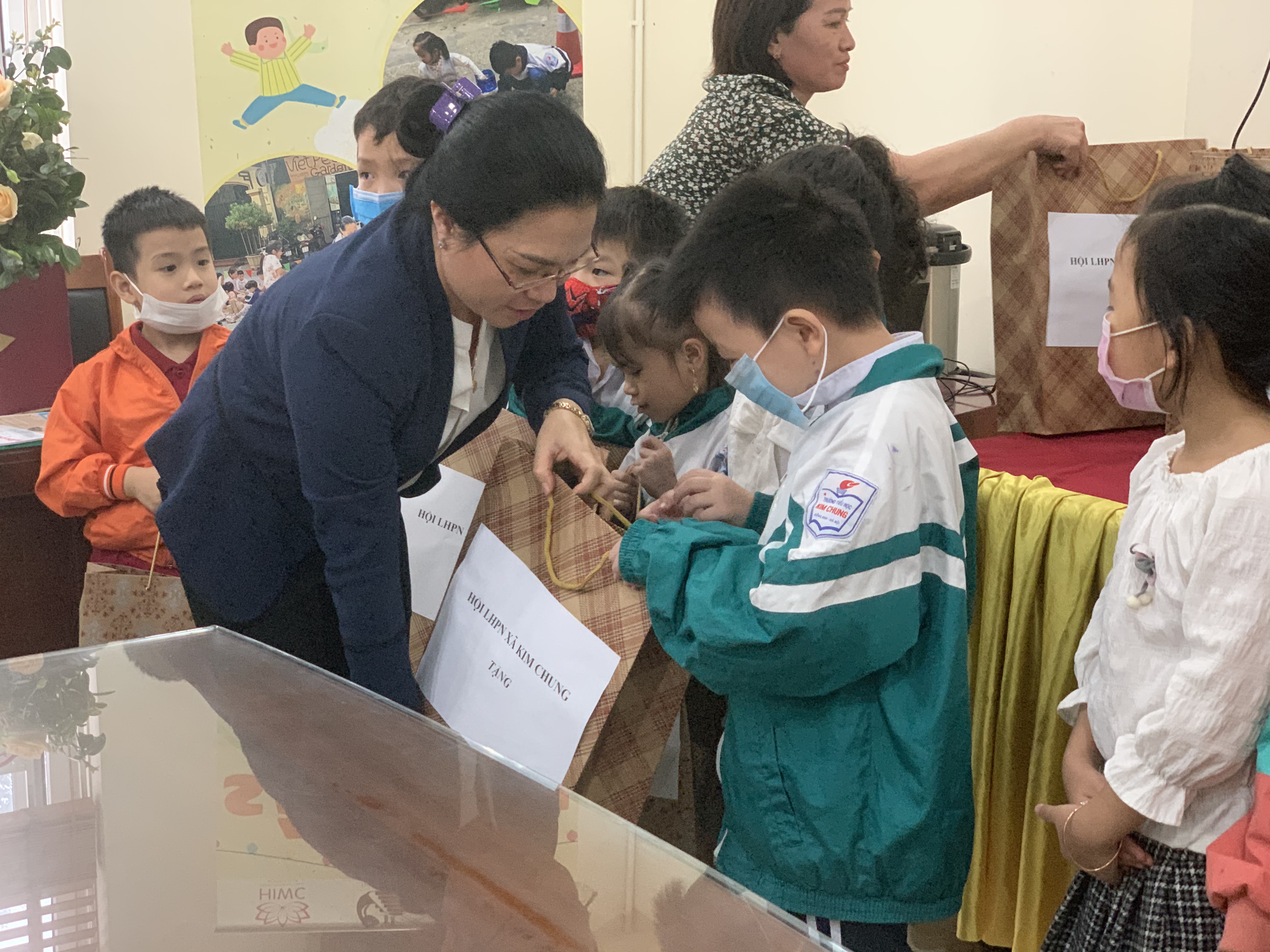 Trao quà cho các em học sinh tham gia tại buổi lễ bàn giao