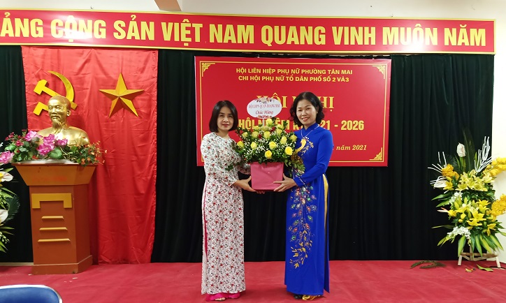 Đồng ch&iacute; Nguyễn Lệ Hằng- Chủ tịch Hội LHPN quận Ho&agrave;ng Mai tặng hoa ch&uacute;c mừng
