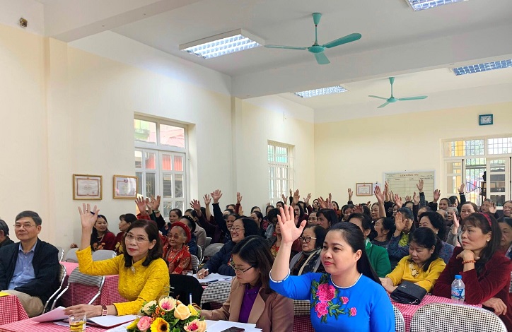 Với h&igrave;nh thức biểu quyết giơ tay, tại c&aacute;c hội nghị chi hội c&aacute;c đại biểu đ&atilde; bầu Chi hội trưởng, Chi  hội ph&oacute; v&agrave; bầu đo&agrave;n đại biểu đi dự Đại hội phụ nữ cấp tr&ecirc;n