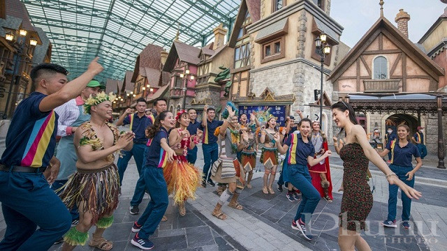 H&agrave;ng ngh&igrave;n hạng mục vui chơi giải tr&iacute; - nghỉ dưỡng, mua sắm hoạt động 24/7 phục vụ du kh&aacute;ch.