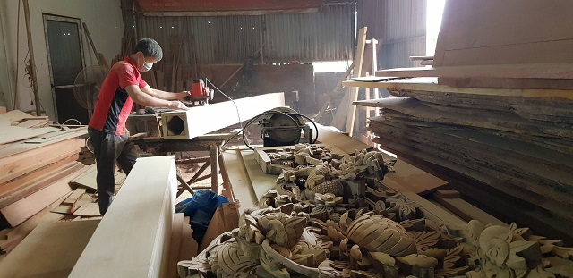 C&ocirc;ng đoạn xẻ gỗ vừa g&acirc;y tiếng ồn vừa bụi mịn khiến kh&ocirc;ng kh&iacute; l&agrave;ng nghề bị &ocirc; nhiễm trầm trọng