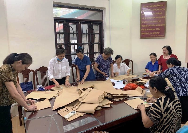 Hội PN còn phát động  phong trào Gấp túi giấy hạn chế sử dụng túi nilong để bảo vệ môi trường