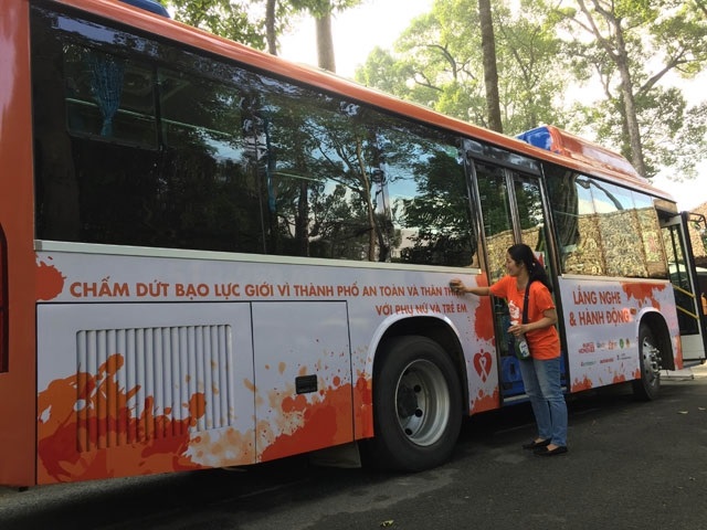 TP Hồ Chí Minh sử dụng xe buýt để tuyên truyền phòng ngừa bạo lực, quấy rối tình dục với phụ nữ và trẻ em TP Hồ Chí Minh sử dụng xe buýt để tuyên truyền phòng ngừa bạo lực, quấy rối tình dục với phụ nữ và trẻ em
