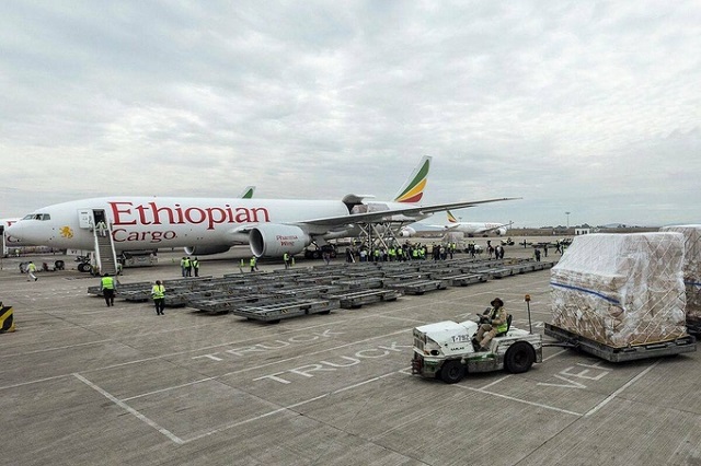 M&aacute;y bay vận tải của Ethiopian Airlines đưa trang thiết bị y tế từ Trung Quốc về nước